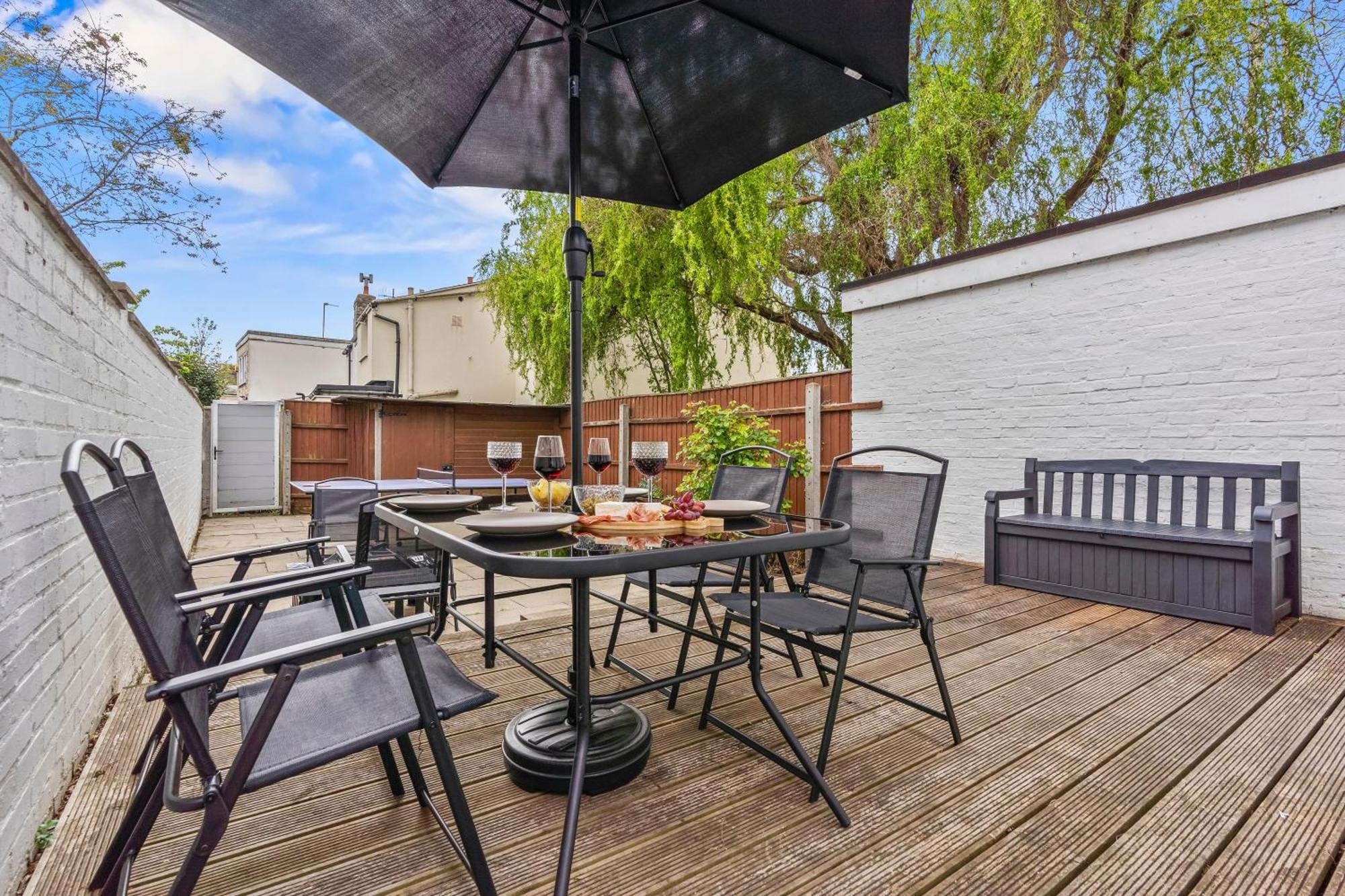 Stylish Gem On Mill Road With Fire Pit, Games And Table Tennis * Cambridge (Cambridgeshire)