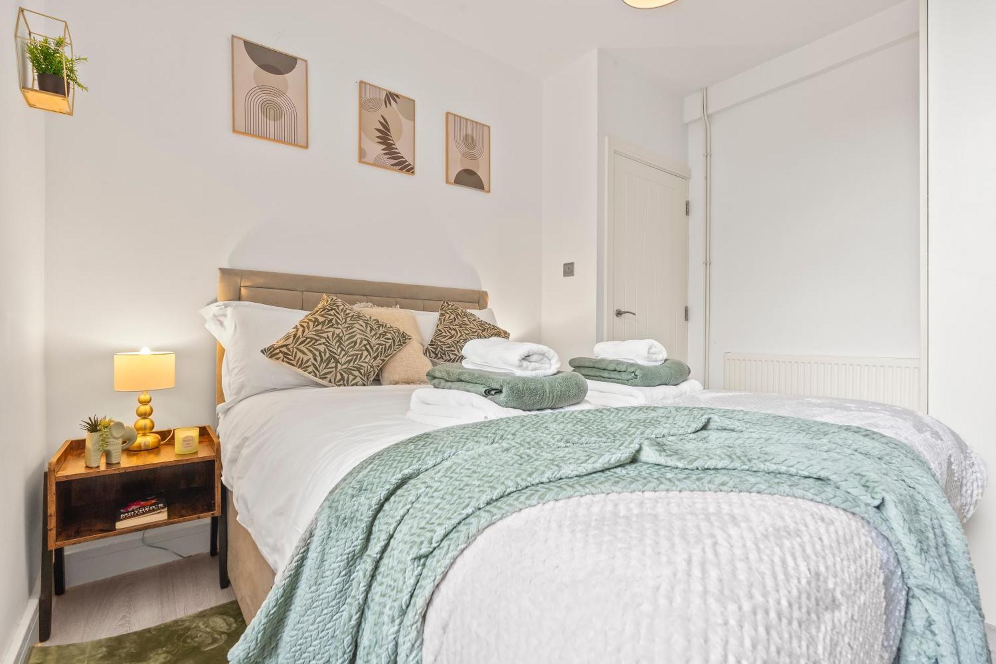 Stylish Gem On Mill Road With Fire Pit, Games And Table Tennis
