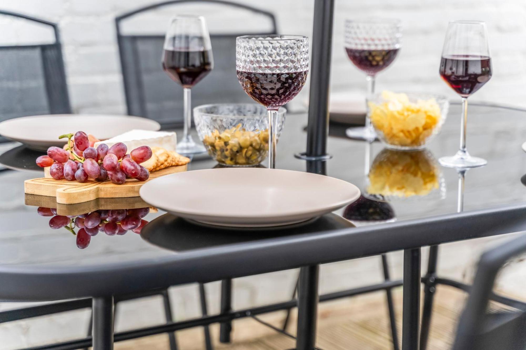 Stylish Gem On Mill Road With Fire Pit, Games And Table Tennis Apartemen