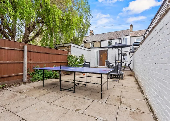 Stylish City Gem On Mill Road With Fire Pit, Games And Table Tennis